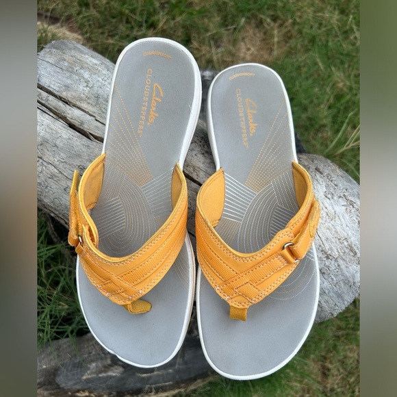 Clarks Cloud steppers Sport thong sandal in vibrant YellowFlip-Flops Sz- 8. O - Picture 2 of 12